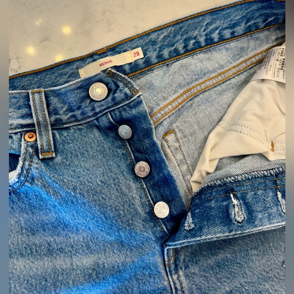Levi’s Wedgie Jeans Womens Size 28 High Rise Straight Crop Button Fly Distressed - Picture 8 of 8